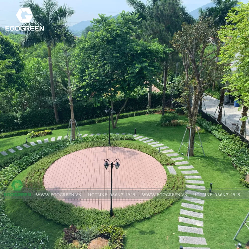 Sân gỗ làm điểm nhấn của sân vườn biệt thự.